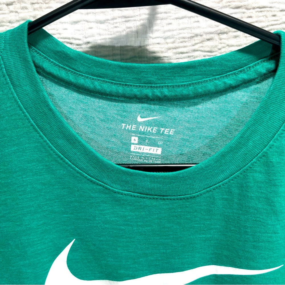 The Nike Tee; Green - Picture 5 of 9